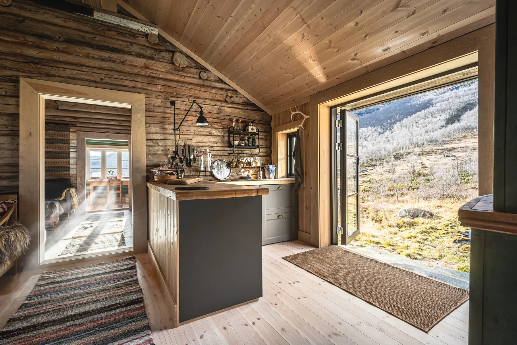Kjøkken med åpen dør mot fjellet, Grøndalen